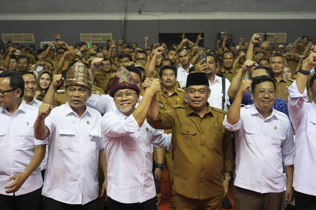 Menko Pangan Zulkifli Hasan meninjau Pelaksanaan Musyawarah Kelurahan Khusus Pembentukan Koperasi Desa/Kelurah