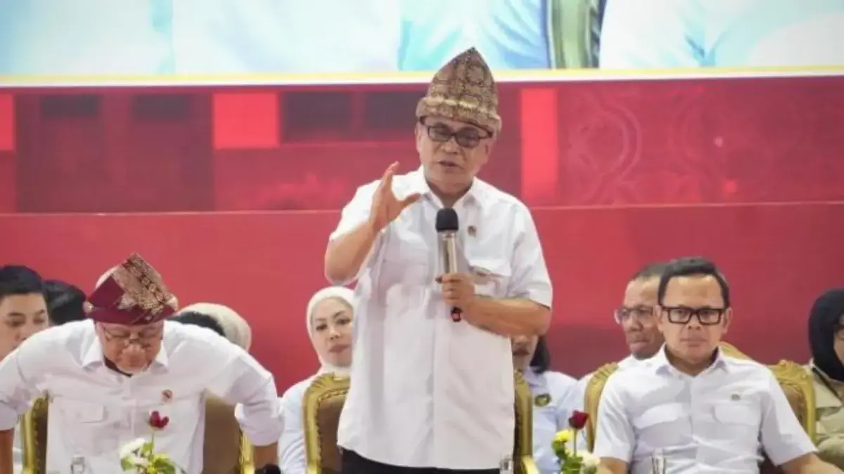 Menkop Budi Arie Setiadi (berdiri) dalam Peluncuran dan Dialog Percepatan Pembentukan Kopdes/Kel Merah Putih,