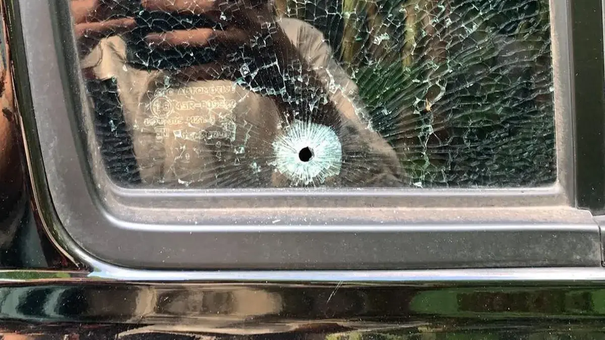 Kaca mobil milik madha yang diduga ditembak oleh orang tak dikenal di Yogyakarta, Rabu (28/5/2025)()
