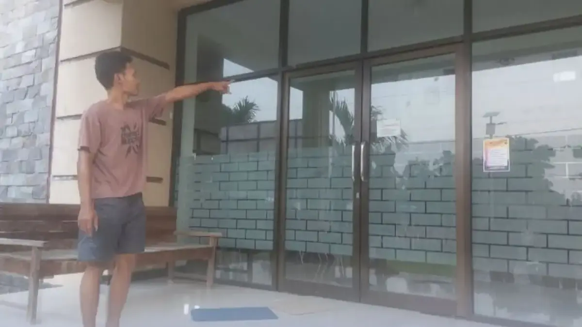 Ada enam bekas tembakan di kaca depan Balai Desa Langse, Kecamatan Margorejo, Kabupaten Pati