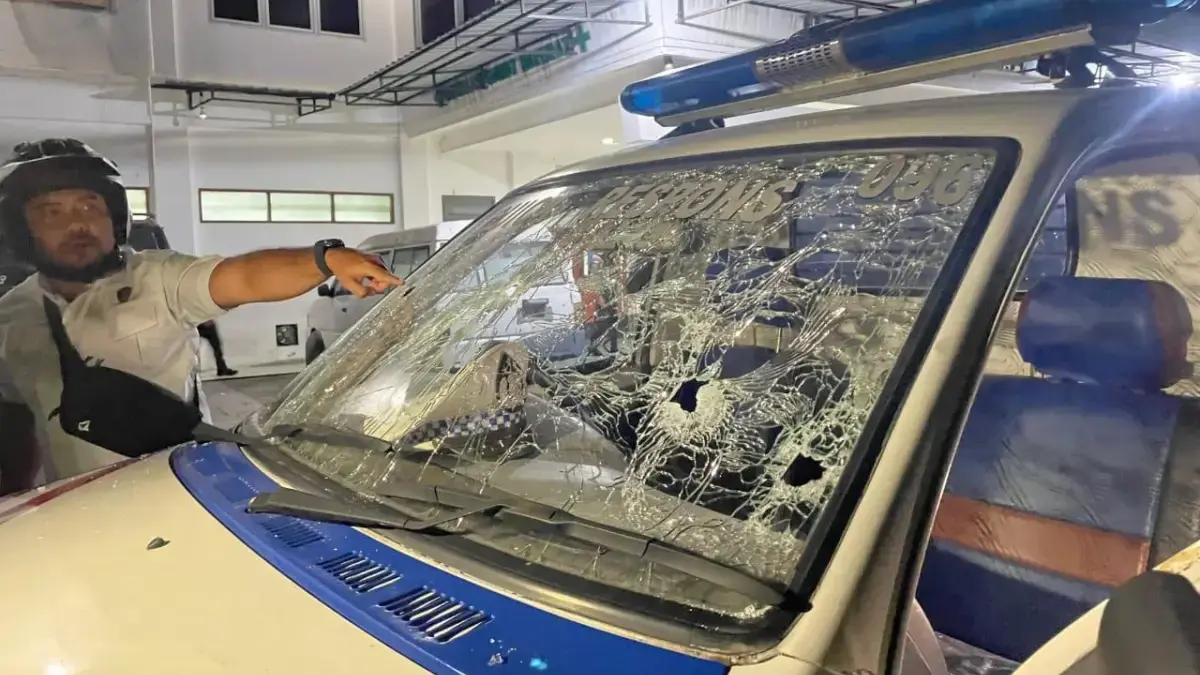 Tampak kaca mobil Satlantas Polres Jayawijaya pecah akibat tembakan yang dilakukan Orang Tak Dikenal (OTK) yan