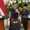 Presiden Prabowo Subianto (kanan) menggenggam tangan Presiden Prancis Emmanuel Macron usai menyampaikan pernya