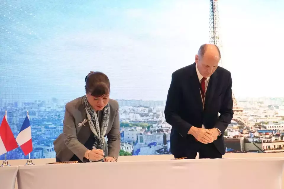 Ketua Umum Asosiasi Pengusaha Indonesia (Apindo) Shinta Widjaja Kamdani saat menandatangani nota kesepahaman (