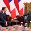 Presiden RI Prabowo Subianto bersama Presiden Prancis, Emmanuel Macron sedang berbincang dalam pertemuan di Is