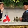 Presiden RI Prabowo Subianto bersama Presiden Prancis, Emmanuel Macron sedang berbincang dalam pertemuan di Is