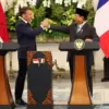 Presiden RI Prabowo Subianto bersama Presiden Prancis, Emmanuel Macron sedang berbincang dalam pertemuan di Is
