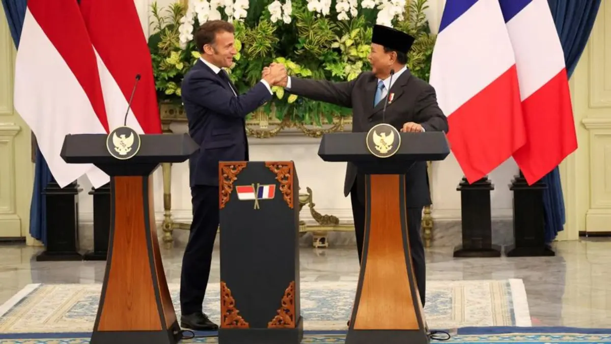 Menteri Keuangan dan Ekonomi Prancis: Perdagangan Bilateral Indonesia-Prancis Tergolong Rendah Presiden RI Prabowo Subianto bersama Presiden Prancis, Emmanuel Macron sedang berbincang dalam pertemuan di Is