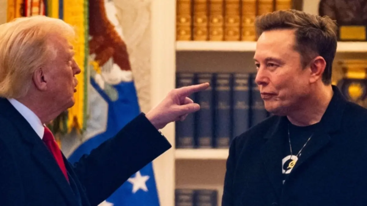 Presiden AS Donald Trump dan Elon Musk (kanan) berbincang sebelum meninggalkan Gedung Putih dalam perjalanan m