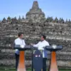 Presiden Prabowo Subianto (kanan) dan Presiden Prancis Emmanuel Macron (kiri) berbincang sebelum konferensi pe