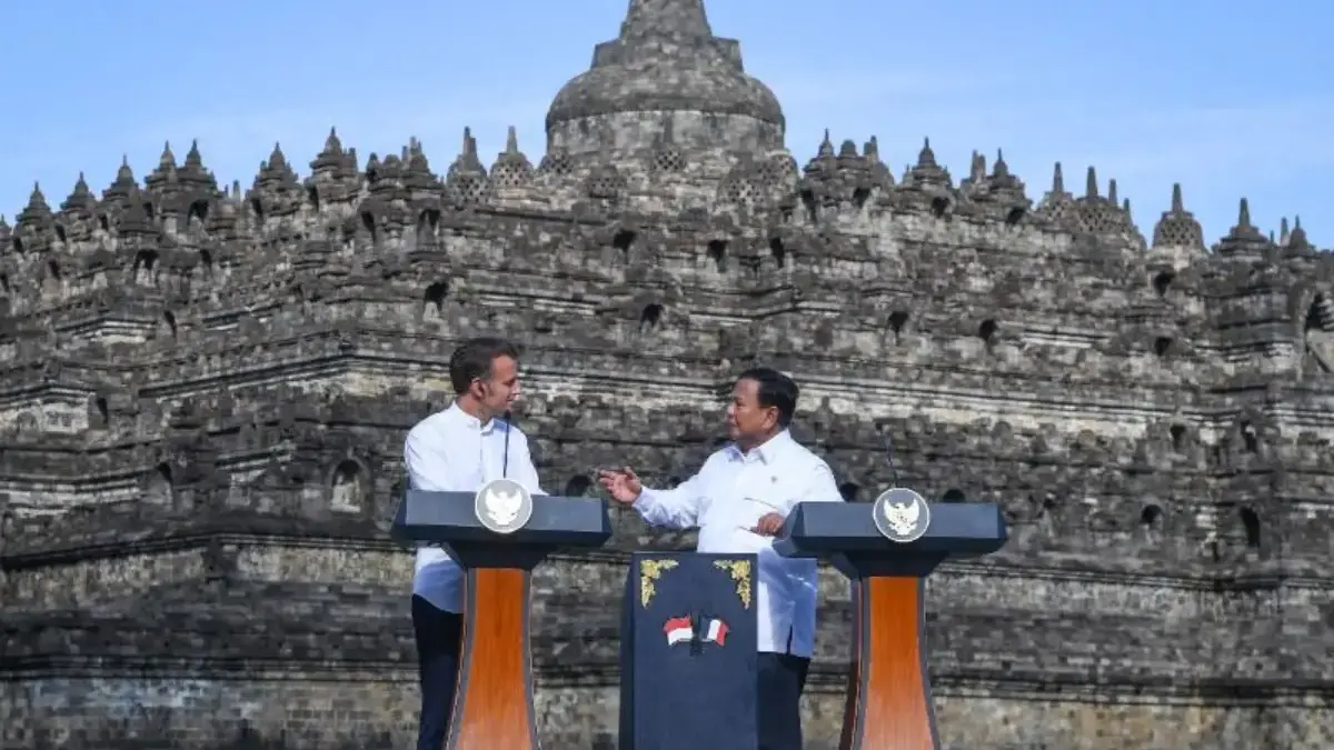 Prabowo Subianto: Indonesia-Perancis Punya Sejarah Panjang, Budaya Peradaban Cukup Kuat Mengakar Presiden Prabowo Subianto (kanan) dan Presiden Prancis Emmanuel Macron (kiri) berbincang sebelum konferensi pe
