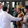 Presiden Prabowo Subianto saat mengenalkan Gubernur Jawa Tengah Ahmad Luthfi kepada Presiden Perancis Emmanuel