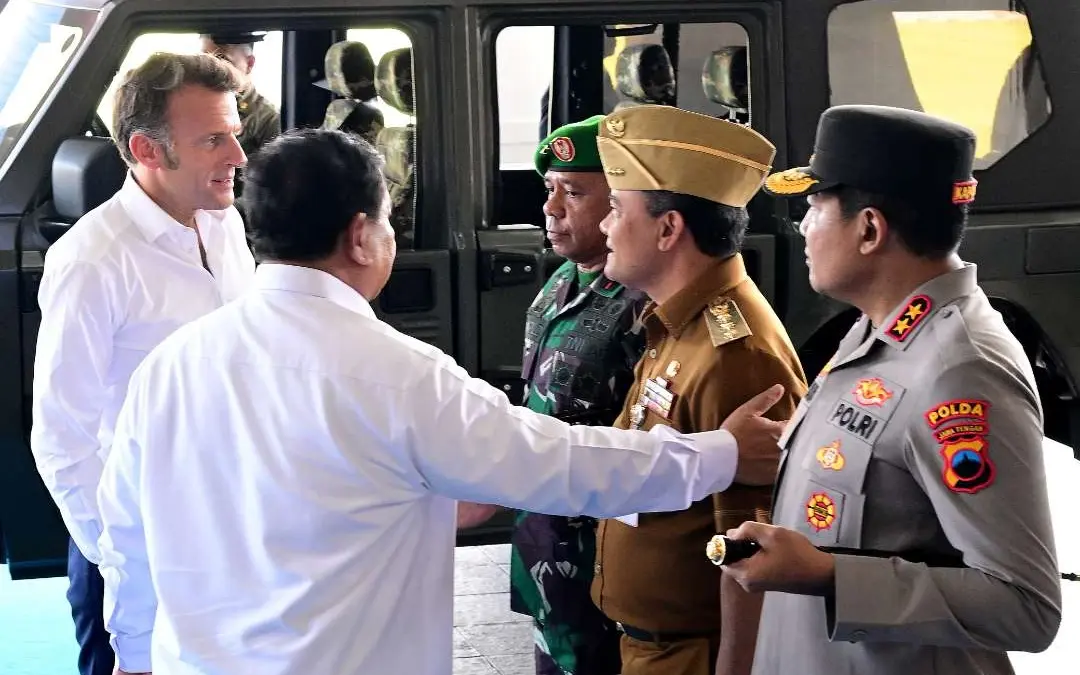 Presiden Prabowo Subianto saat mengenalkan Gubernur Jawa Tengah Ahmad Luthfi kepada Presiden Perancis Emmanuel