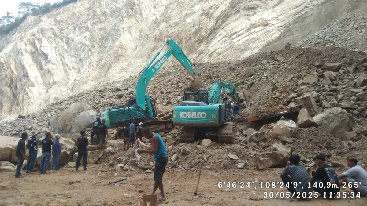 Suasana di lokasi longsor galian c Gunung Kuda, Desa Cipanas, Kecamatan Dukupuntang, Kabupaten Cirebon, Jumat