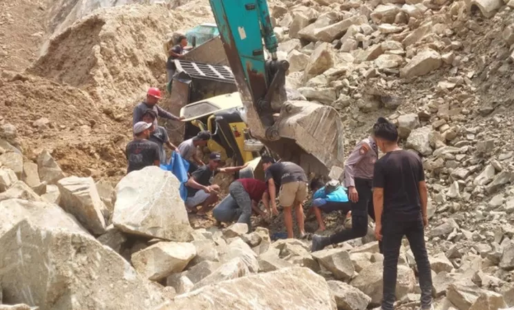 Proses evakuasi korban longsor tambang batu, di Kabupaten Cirebon, Jawa Barat, Jumat (30/5). (Foto: Dok. Humas