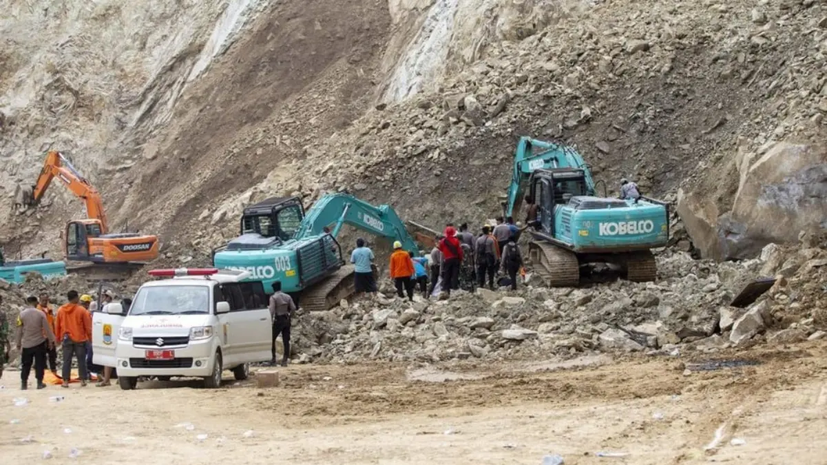 Petugas gabungan dengan alat berat mencari korban longsor yang tertimbun bebatuan di lokasi galian C, Cipanas,