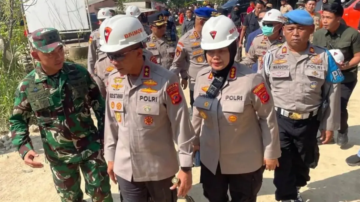 Kapolda Jabar Irjen Polisi Rudi Setiawan (tengah) saat meninjau lokasi longsor di Gunung Kuda Cirebon, Jawa Ba