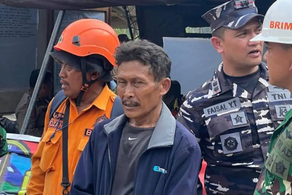Korban Selamat Insiden Longsor Gunung Kuda Ungkap Dirinya Tertimbun, Berlindung dalam Truk Pengangkut Batu Taryana (tengah), salah satu korban selamat dalam musibah tambang longsor di Gunung Kuda Cirebon, Jawa Barat,