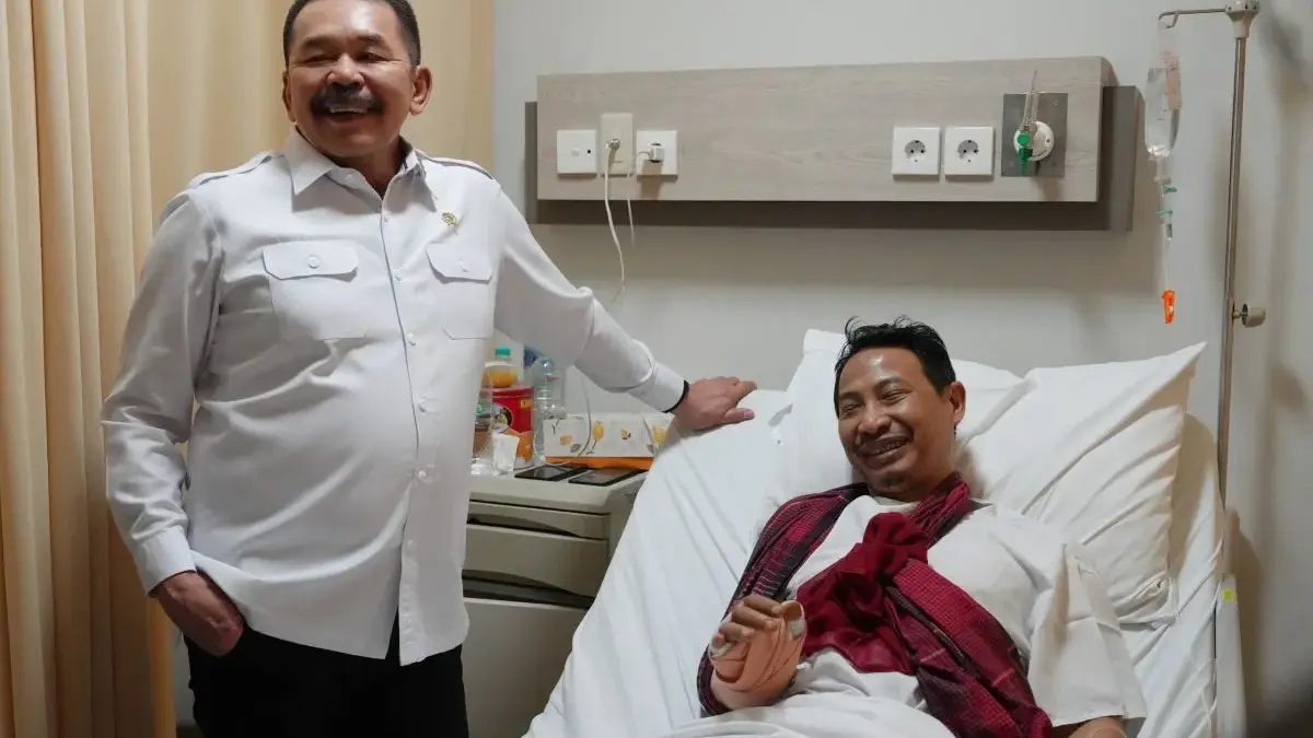 Jaksa Agung Sanitiar (St.) Burhanuddin menjenguk seorang pegawai Pusat Data Statistik Kriminal dan Teknologi I