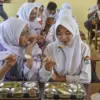 Siswa menyantap Makan Bergizi Gratis (MBG) di SMA Negeri 1 Pangandaran, Jawa Barat, Selasa (6/5/2025). ANTARA