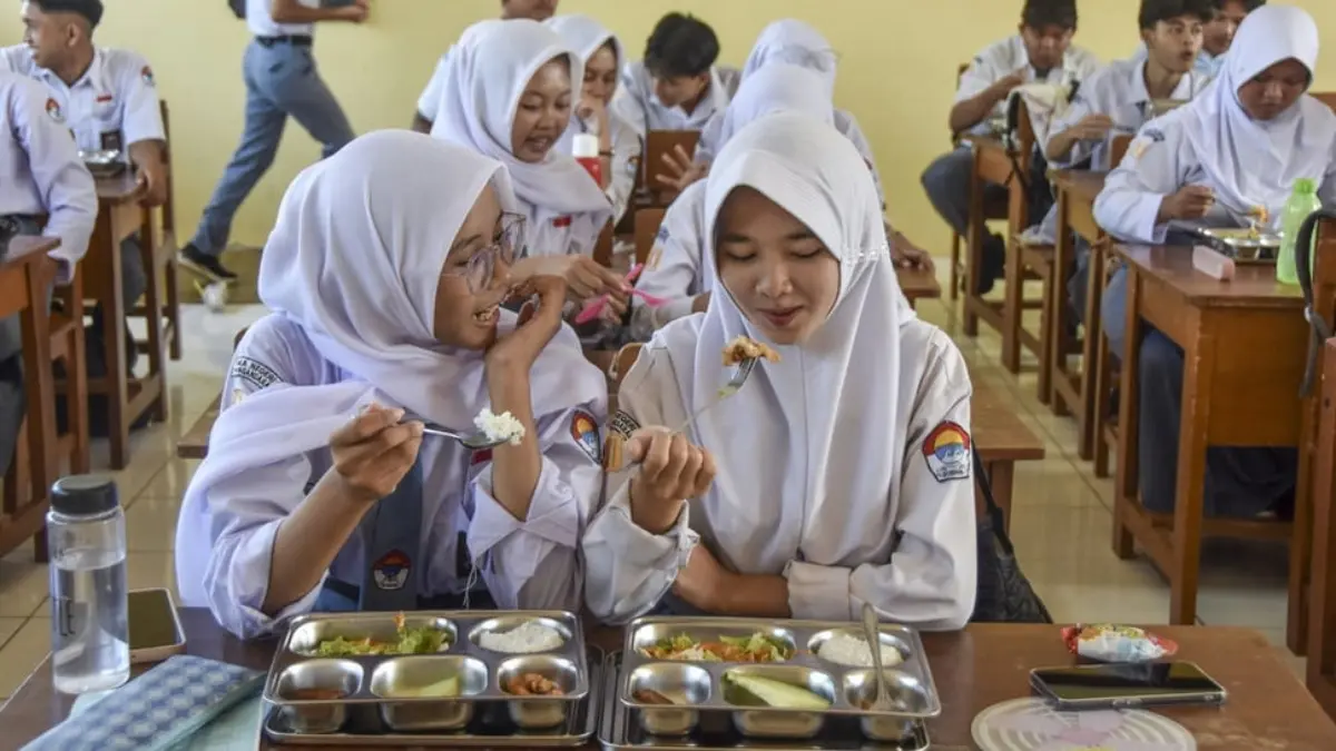Siswa menyantap Makan Bergizi Gratis (MBG) di SMA Negeri 1 Pangandaran, Jawa Barat, Selasa (6/5/2025). ANTARA