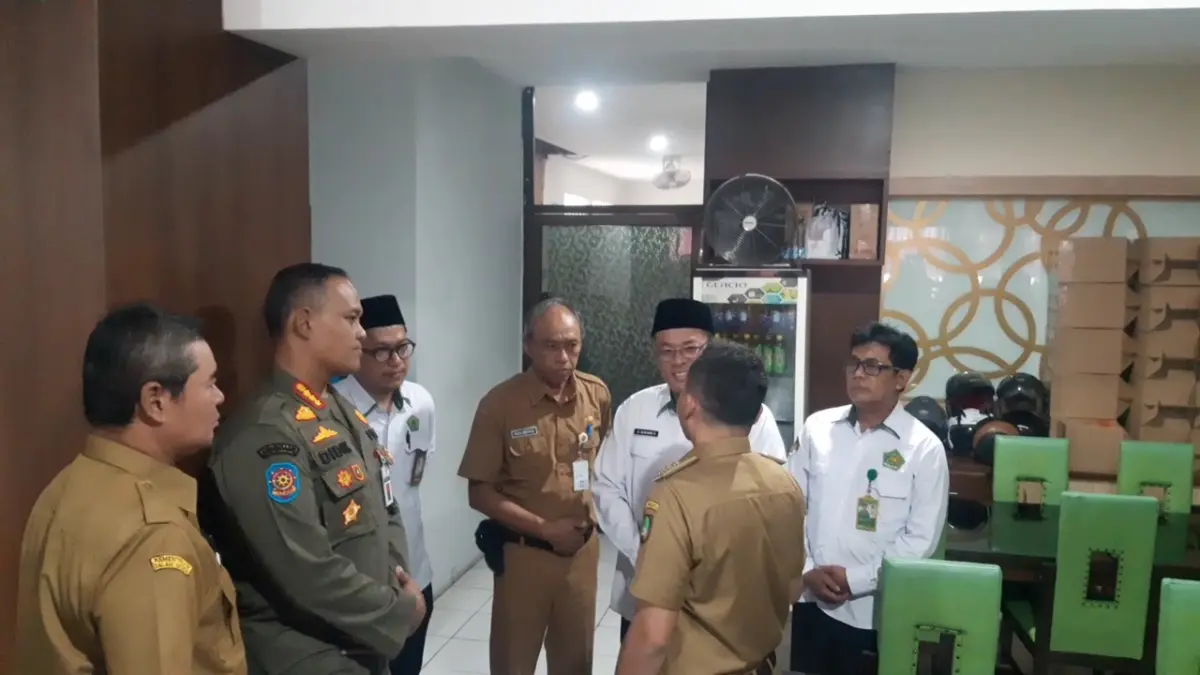 Pemkot Solo Hentikan Sementara Operasional Warung Ayam Goreng Widuran Mulai Senin Ini Wali Kota Solo, Respati Ardi saat inspeksi langsung (sidak) ke lokasi yang berada di kawasan Jebres, Senin (26