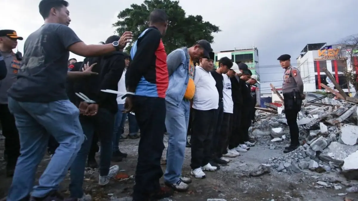 Polisi dari Polda Metro Jaya mengamankan belasan preman dari sebuah ormas yang diduga menguasai lahan milik Ba