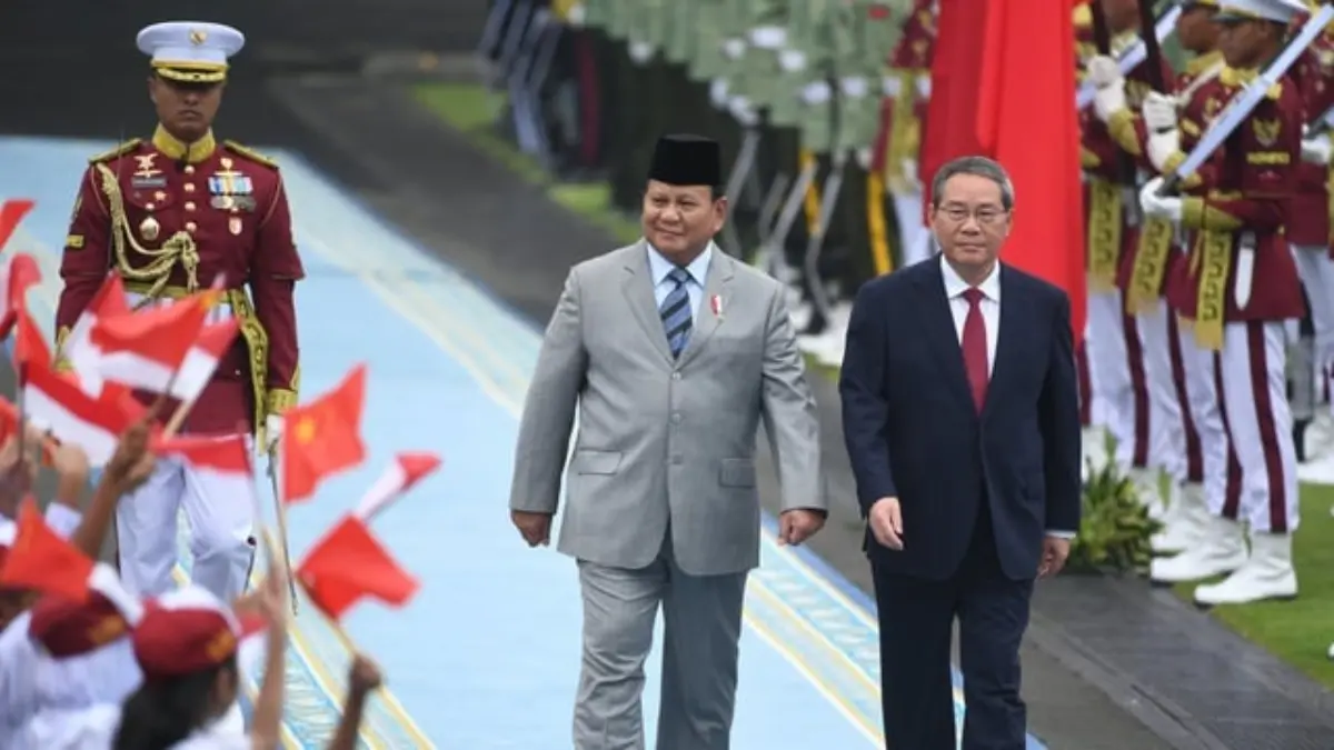 Kunjungan Li Qiang Selama 3 Hari, Indonesia-China Teken Sejumlah Nota Kesepahaman Presiden Prabowo Subianto (kedua kanan) bersama Perdana Menteri China Li Qiang (kanan) melakukan inspeksi bari