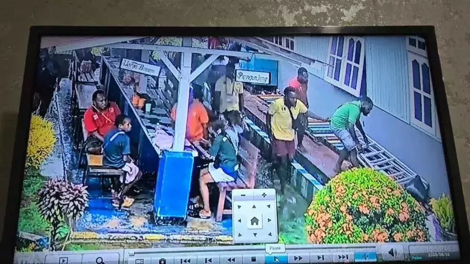 Potongan video rekaman CCTV para narapidana Lapas Nabire melarikan diri setelah bacot petugas, Senin (2/6/2025