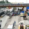 Petugas berusaha mengevakuasi truk yang terlibat kecelakaan di Gerbang Tol Ciawi 2, Kelurahan Katulampa, Kecam