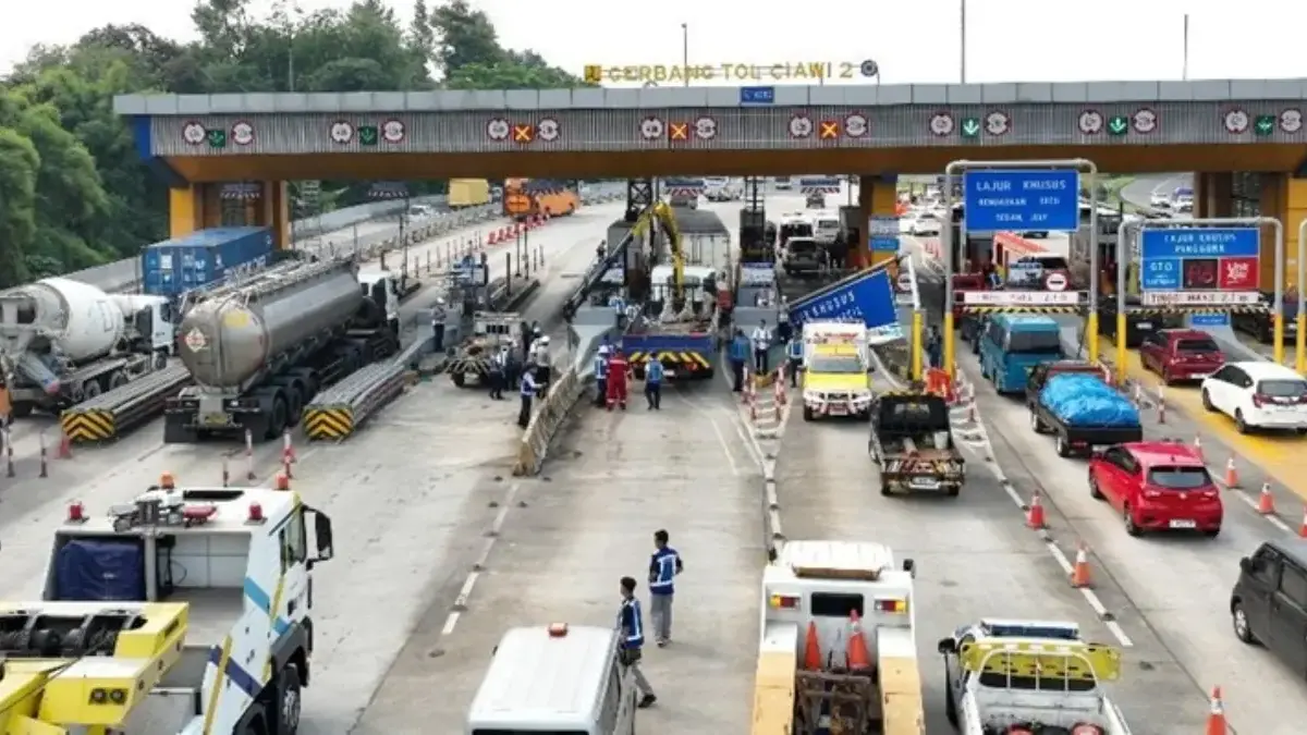 Petugas berusaha mengevakuasi truk yang terlibat kecelakaan di Gerbang Tol Ciawi 2, Kelurahan Katulampa, Kecam