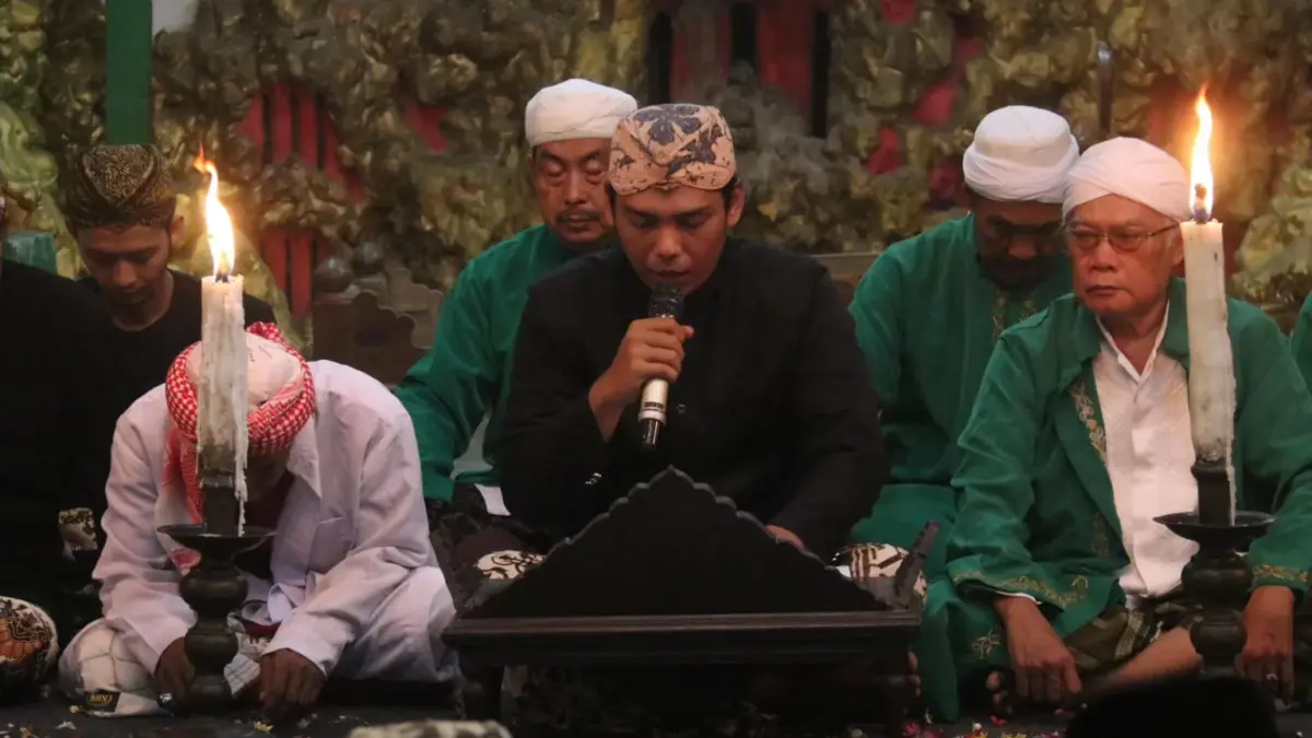 Prosesi pembacaan Babad Cirebon di Keraton Kanoman Cirebon, pada Jumat (27/6) malam.