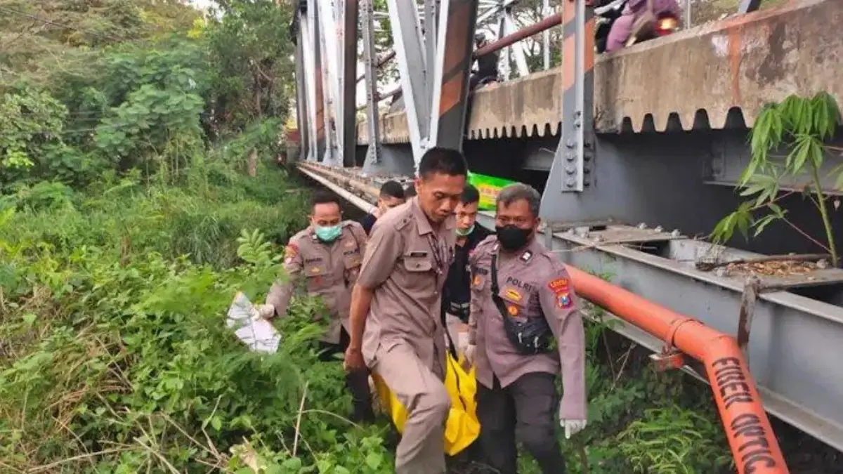 Personel Polres Nganjuk tengah mengevakuasi jasad Sucipto (50) warga Kecamatan Panekan, Magetan, Kamis (5/6/20