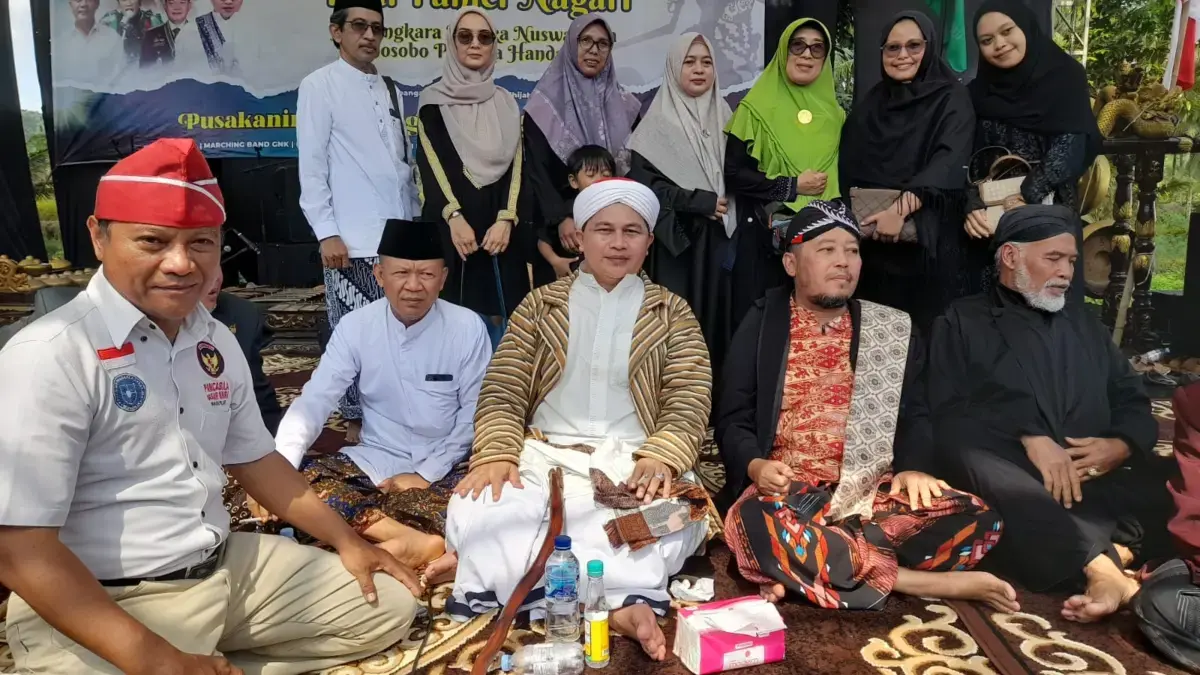 Haul Akbar Ki Ageng Wonosobo, Berikut Ini Kisah Riwayat Hidup Keturunan Brawijaya V Koordinator Komunitas Pancasila Dasar NKRI Bukan Pilar, Kanjeng Pangeran Eri Ratmanto Dwijonagoro (kiri) dan K