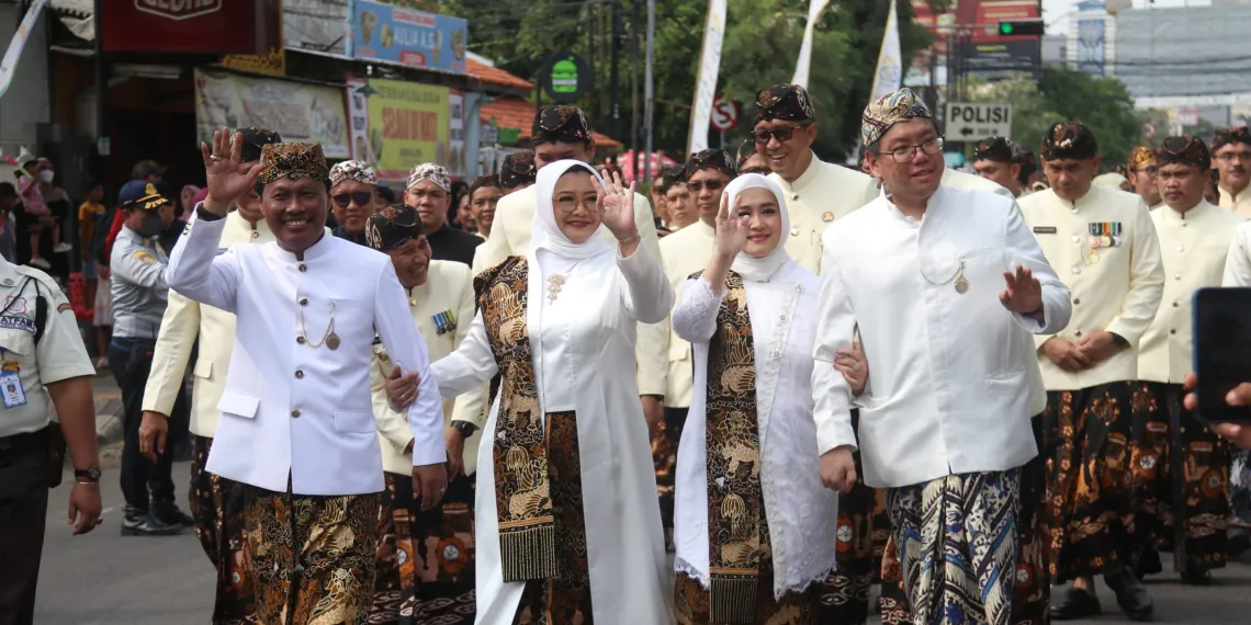 Wali Kota Cirebon, Effendi Edo, bersama Wakil Wali Kota Siti Farida Rosmawati, didampingi Sekretaris Daerah Ag