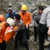 Tim gabungan melakukan evakuasi korban longsor tambang Gunung Kuda, Desa Cipanas, Kecamatan Dukupuntang, Kabup