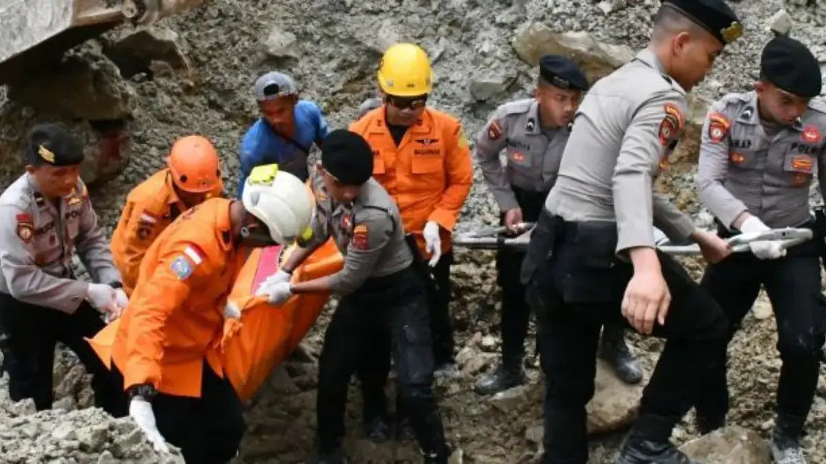 Tim gabungan melakukan evakuasi korban longsor tambang Gunung Kuda, Desa Cipanas, Kecamatan Dukupuntang, Kabup