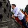 Presiden Macron memegang patung Buddha di dalam stupa Candi Borobudur. (dok Instagram Sekretariat Kabinet)(dok