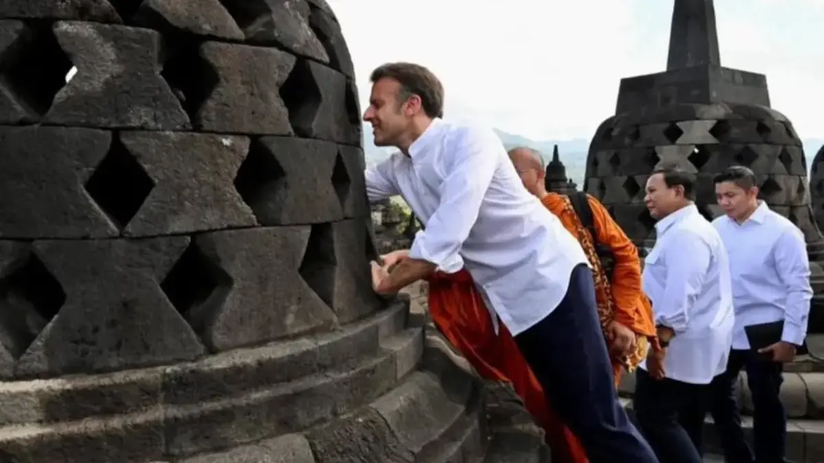 Presiden Macron memegang patung Buddha di dalam stupa Candi Borobudur. (dok Instagram Sekretariat Kabinet)(dok