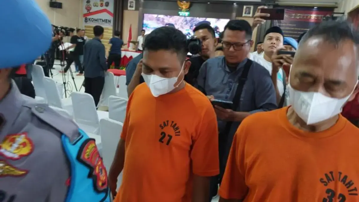 Dua tersangka kasus longsor Gunung Kuda Cirebon AK dan AR digelandang usai ditetapkan tersangka oleh Polresta