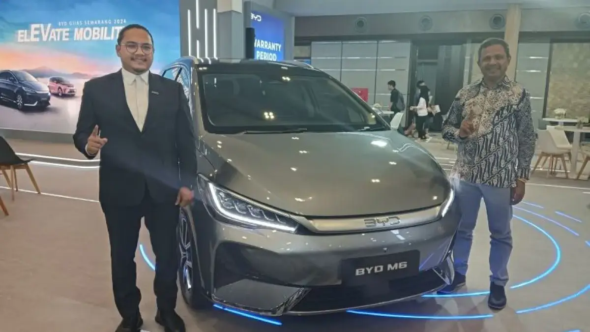 Head of Public Relation and Government Relation PT BYD Motor Indonesia Luther Panjaitan saat memamerkan BYD M6