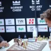 Magnus Carlsen saat melawan Gukesh Dommaraju dalam Norway Chess 2025, Senin, 2 Juni. (Foto: Chess.com/Maria Em