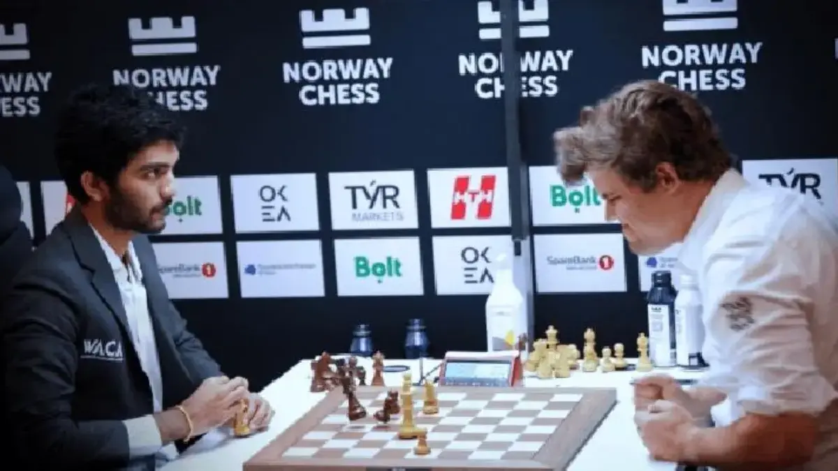 Magnus Carlsen saat melawan Gukesh Dommaraju dalam Norway Chess 2025, Senin, 2 Juni. (Foto: Chess.com/Maria Em