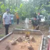 Warga Gotong Royong bongkar makam keramat palsu (Foto:Antara/Desi Purnama Sari)