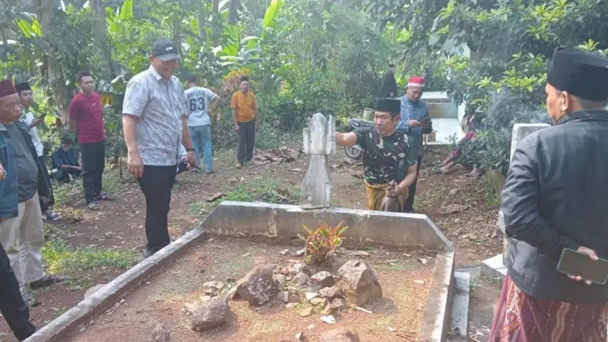 Warga Gotong Royong bongkar makam keramat palsu (Foto:Antara/Desi Purnama Sari)