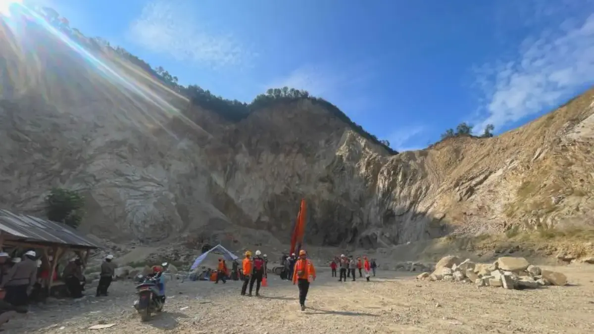 Proses pencarian dan evakuasi korban longsor di Gunung Kuda Cirebon, Jawa Barat, Rabu (4/6/2025). (Foto: Antar