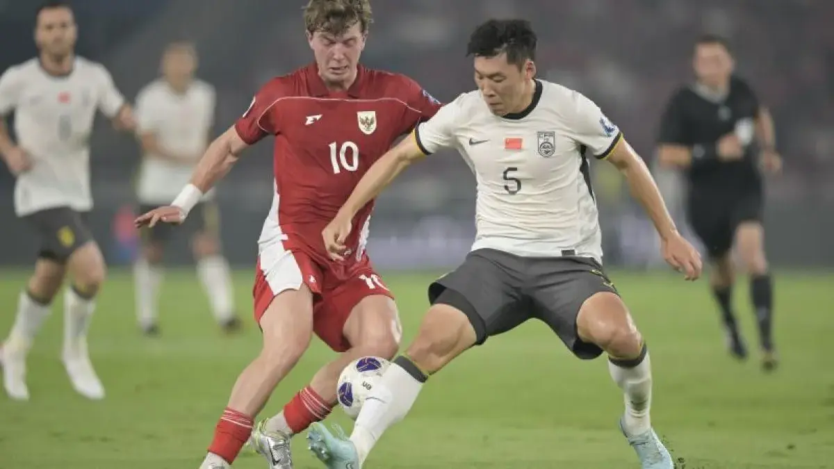 Babak Pertama Indonesia vs China: Berjalan 30 Menit 1 Peluang Mengarah ke Gawang Pesepak bola Timnas Indonesia Ole Lennard Romenij (kiri) berebut bola dengan pesepak bola Timnas China Zhu Che