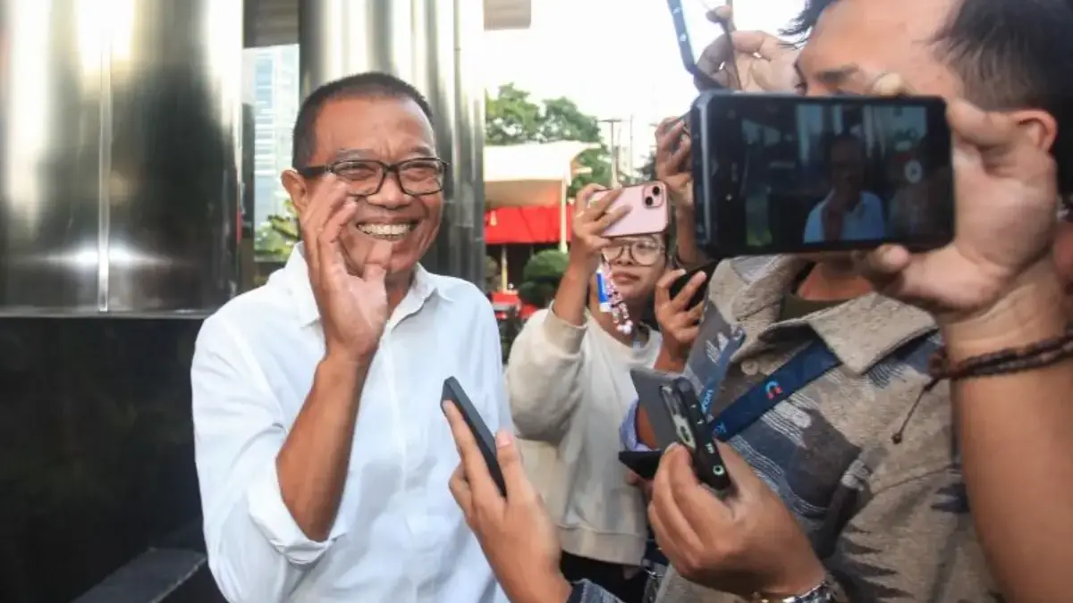 Mantan Dirjen Binapenta dan PKK Kementerian Ketenagakerjaan 2020-2023 Suhartono (kiri) menjawab pertanyaan war