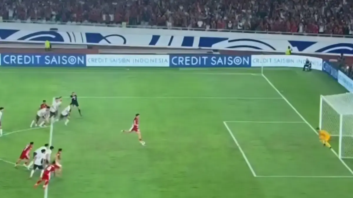Ole Romeny saat eksekusi penalti ke gawang Timnas China. (Istimewa)