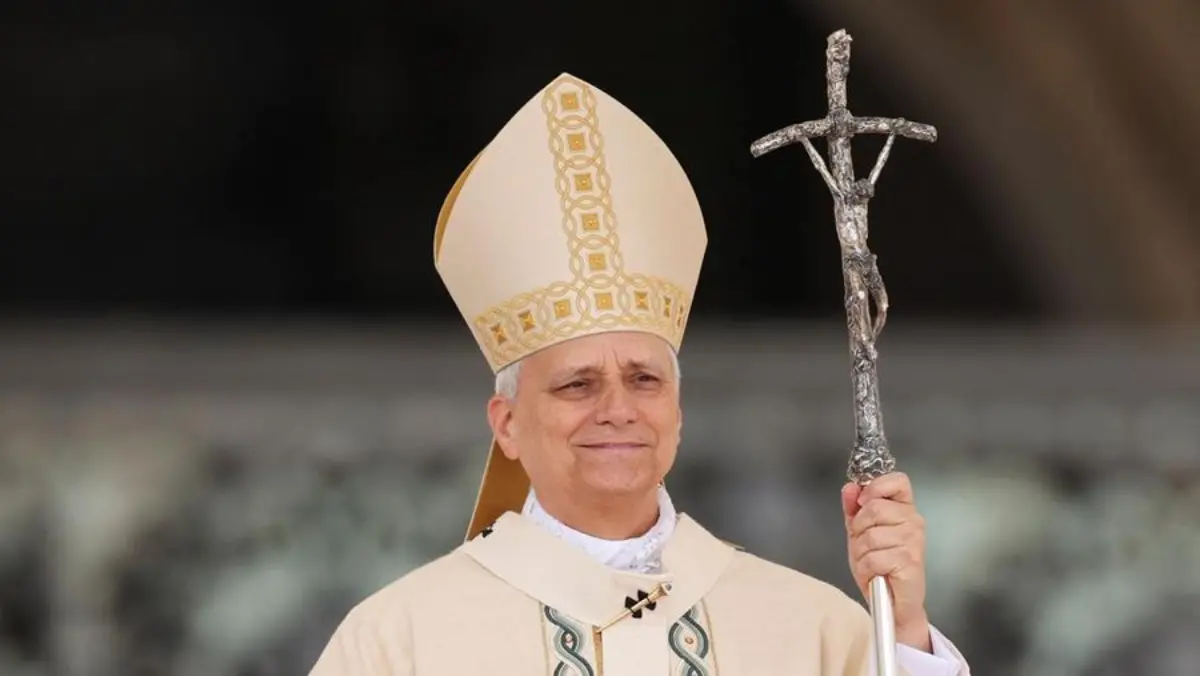 Paus Leo XIV memberi isyarat pada akhir Misa pelantikannya di Lapangan Santo Petrus, di Vatikan pada 18 Mei 20