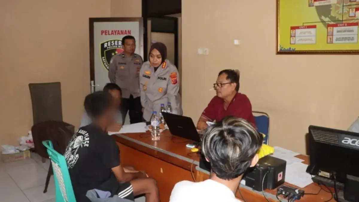 9 Anggota Geng Motor Bersenjata Ditangkap Usai Aksi Perusakan Rumah Warga di Weru Cirebon Polisi saat menginterogasi geng motor di Cirebon (Foto: Istimewa)